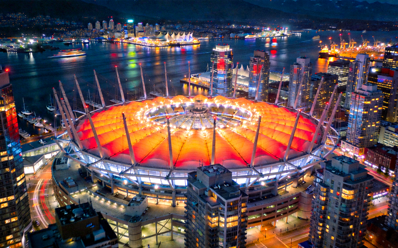 加拿大温哥华BC Place体育场夜景，屋顶灯光璀璨
